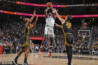 [NBA]佩顿击地妙传 巴特勒跟进双手暴扣.