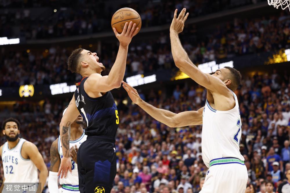 在激烈竞争 在激烈竞争